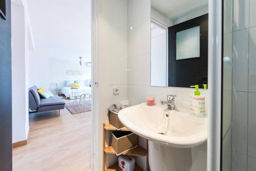 ein Bad mit einem Waschbecken und einem Spiegel in der Unterkunft Apartamento Caunedo in Madrid