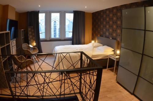 ラ・ロシュ・アン・アルデンヌにある4 rue du Balloirのベッドルーム1室(ベッド1台付)、デスクが備わるベッドルーム1室が備わります。