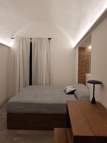 una camera con letto, finestra e tavolo di i 26 Gradini Capri a Capri