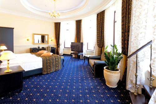 a hotel room with a bed and a couch at Villa Le Premier - Maestro in Odesa