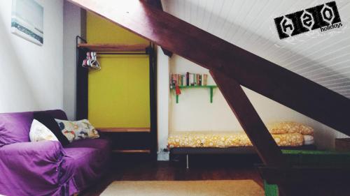 カップブルトンにあるh2oholidays for youの紫色のソファと階段付きのリビングルーム