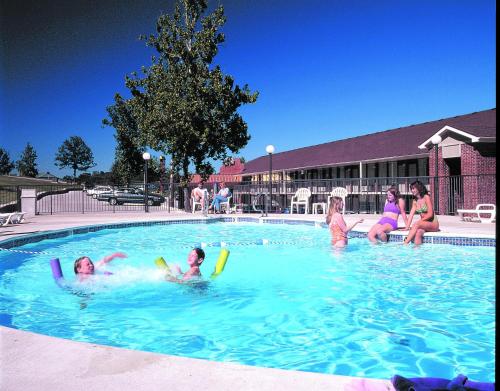 a group of children playing in a swimming pool at Branson's Best in Branson