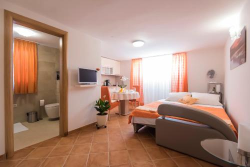 Postel nebo postele na pokoji v ubytování Apartmani EDA ZADAR