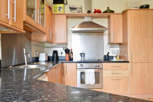 Kuchyň nebo kuchyňský kout v ubytování Central Edinburgh 4 Bedroom Flat