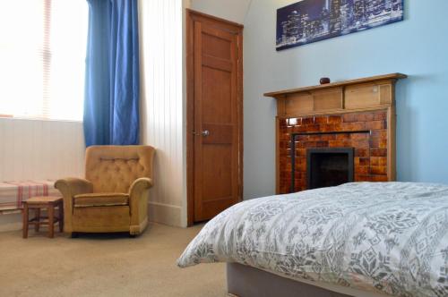 Un pat sau paturi într-o cameră la Central Edinburgh 4 Bedroom Flat