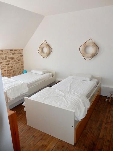 - 2 lits dans une chambre avec 2 lampes murales dans l'établissement Chez Marianne, à Quiberon