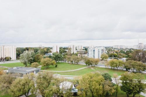 ワルシャワにあるLuxLux Apartments Silver Doveの都市の木々や建物のある公園