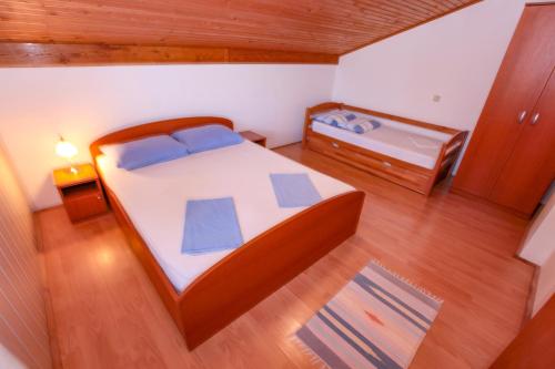 Un pat sau paturi într-o cameră la Apartments Dinko