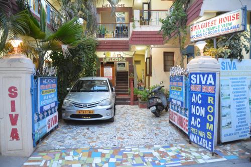 a car parked in front of a building at Siva Guest House in Mahabalipuram