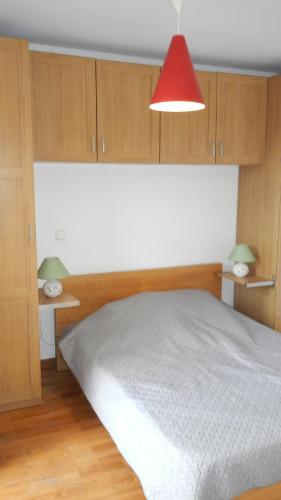 Saint-JeanにあるStation de montclarのベッドルーム(ベッド1台、赤いランプ付)