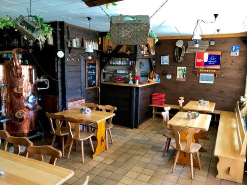 an empty restaurant with wooden tables and chairs at Brauhaus und Pension Babben in Lübbenau