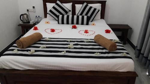 Uma cama ou camas num quarto em Habarana New Star Homestay