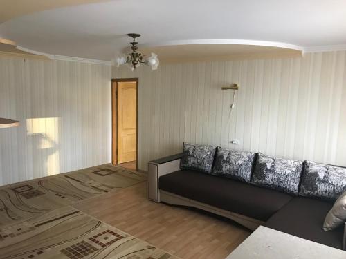 een woonkamer met een bank en een tapijt bij Apartments Private in Truskavets