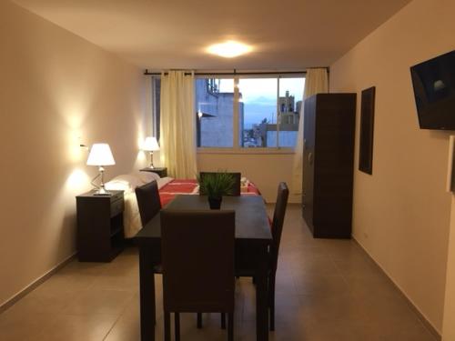 1 dormitorio y sala de estar con mesa de comedor. en Mendoza metros Peatonal, precioso departamento, en km0 en Mendoza