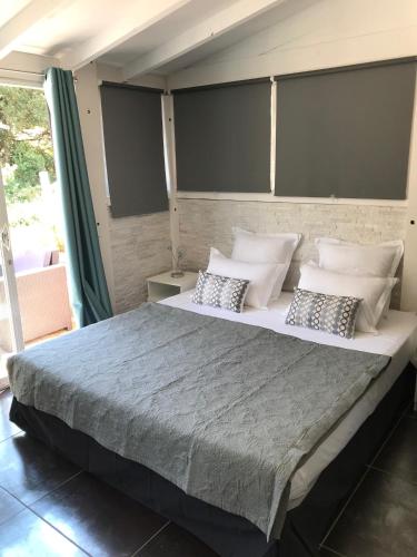 Cama o camas de una habitación en Au Gre Du Sud