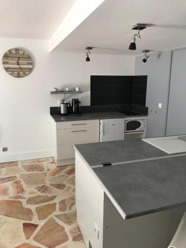 Una cocina o zona de cocina en Au Gre Du Sud