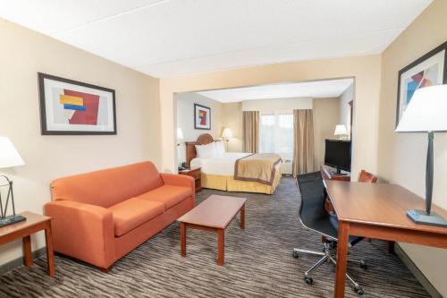 Гостиная зона в Wingate by Wyndham Charlotte Airport