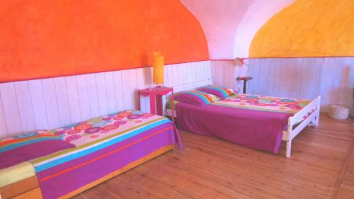 a room with two beds in a room with at Chez Clairotte in Salinelles