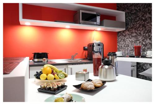 una cucina con frutta e verdura su un bancone di B&B Elmi a Catania