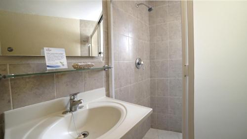 uma casa de banho com um lavatório e um espelho em Hotel El Greco em Cidade do México