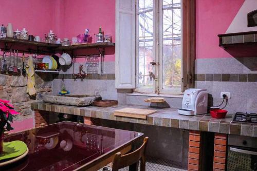 MonsagratiにあるIl Tiglioのピンクの壁のキッチン(シンク、窓付)