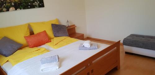 Una cama o camas en una habitación de Haus Elena am Semmering