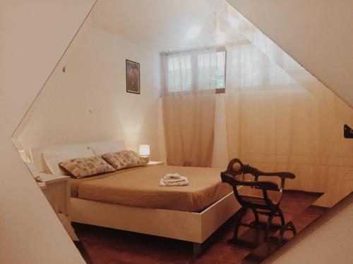パエストゥムにあるB&B Villa Rosaの小さなベッドルーム(ベッド1台、窓付)