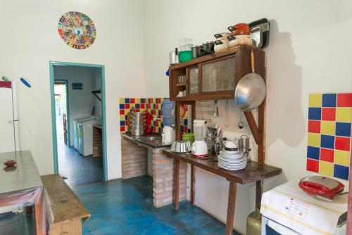 una cocina con encimera con platos. en Casa Aconchegante em Caraíva - Casas Do San, en Caraíva