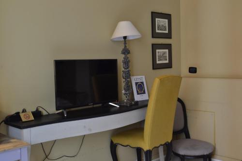 a room with a desk with a television and a chair at Gatto Bianco Casa Dei Venti in Bari