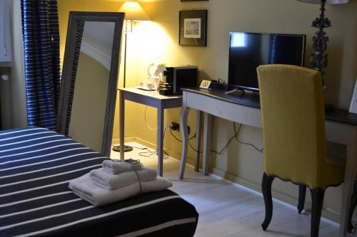 a bedroom with a desk and a bed and a mirror at Gatto Bianco Casa Dei Venti in Bari