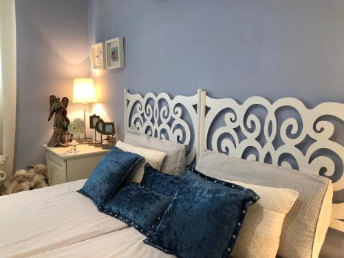 カンブリルスにあるSHG CAMBRILS SUEÑOS DEL MARのベッドルーム(青い枕の大きな白いベッド付)