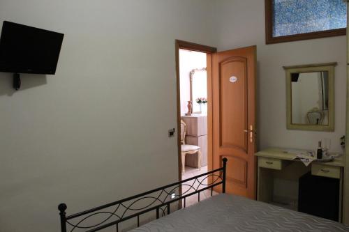 - une chambre avec un lit et une porte menant à une salle de bains dans l'établissement La Vela, à Furore