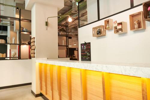 a kitchen filled with lots of counter space at Generator Madrid in Madrid