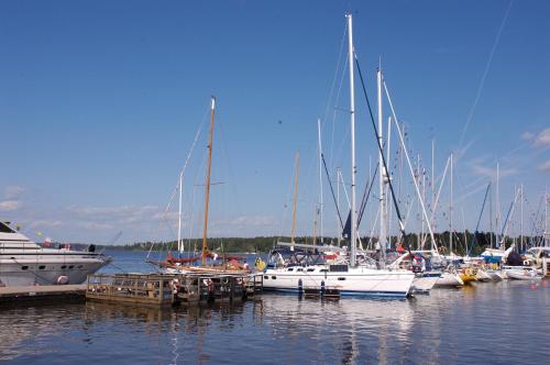 a bunch of boats are docked in the water at Sundbyholms Slott in Sundby