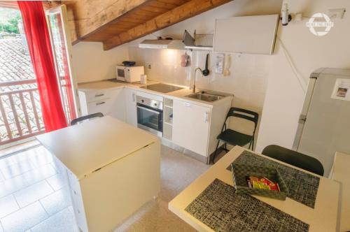 una piccola cucina con frigorifero e tavolo di SleepinGarda a Tenno