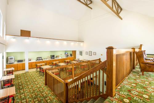 uma grande sala com mesas e cadeiras em Brookwood Inn Branson em Branson
