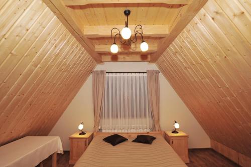 ブコビナ・タトシャンスカにあるWilla Wiktoriaのベッドルーム1室(ベッド2台、窓、照明付)