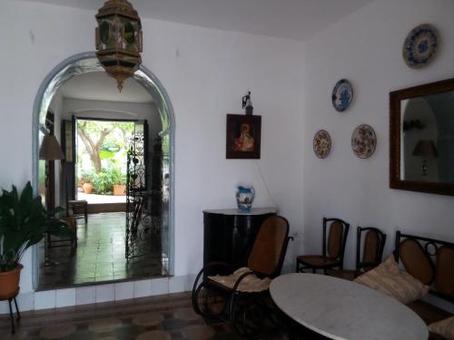 uma sala de estar com uma mesa e cadeiras e um espelho em Las Jimenas em Higuera de la Sierra
