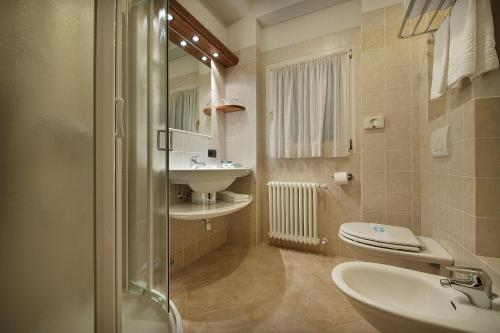 Koupelna v ubytování Hotel Larice Bianco