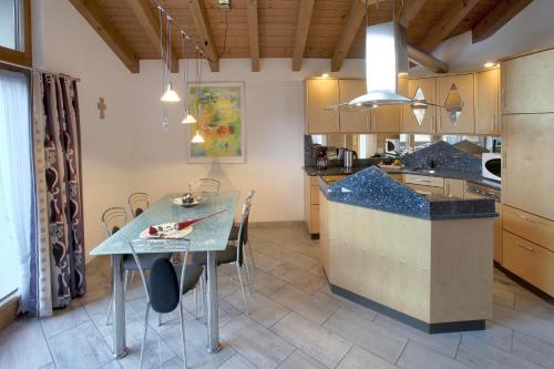 A kitchen or kitchenette at Appartement Flora