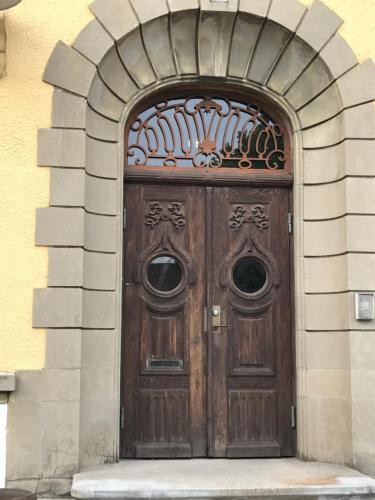 a wooden door in an archway of a building at Hotell Humbla in Sölvesborg