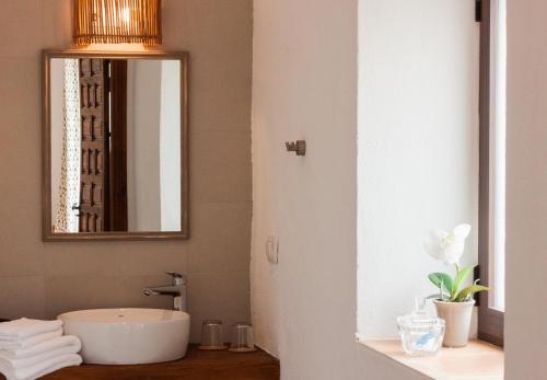 a bathroom with a sink and a mirror at Finca La Meica Bed&breakfast in Casabermeja