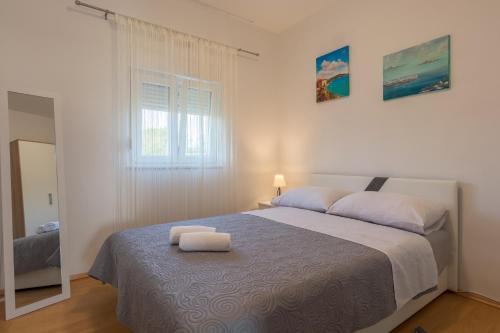 Villa Roko في Prkos: غرفة نوم بسرير كبير في غرفة بيضاء