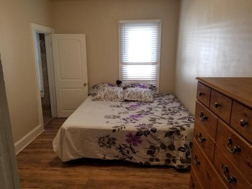 1 dormitorio con 1 cama, vestidor y ventana en 500/502 W 23rd St en Cheyenne