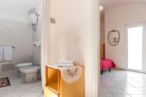 un bagno bianco con un water e un lavandino di Villa Montoro a Sperlonga