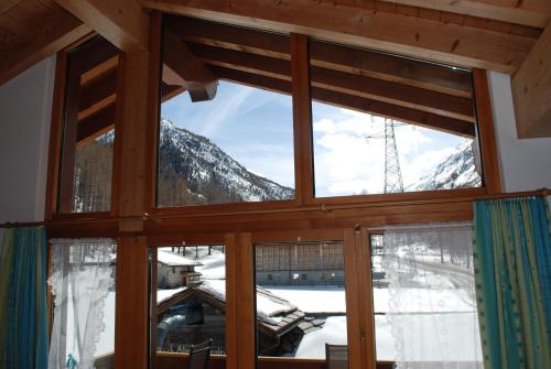a window with a view of a mountain at Appartement Flora in Saas-Almagell
