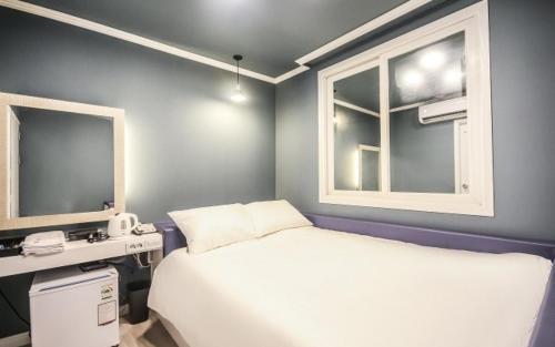 Llit o llits en una habitació de Inn Hotel