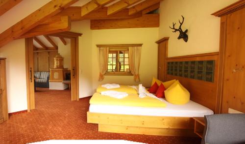 Berghotel Mühle في باد هينديلانغ: غرفة نوم بسرير في غرفة