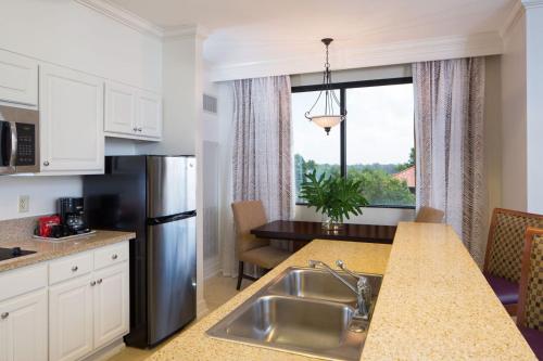 Кухня или мини-кухня в The Cook Hotel and Conference Center at LSU
