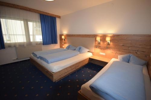 pokój hotelowy z dwoma łóżkami i oknem w obiekcie Haus Romana w Solden
